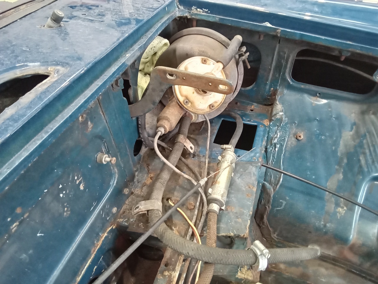 13.03.2025 1973 mg roadster blue strip down (146)