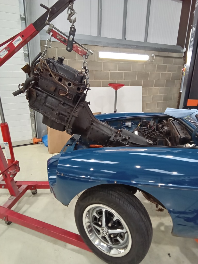 13.03.2025 1973 mg roadster blue strip down (17)