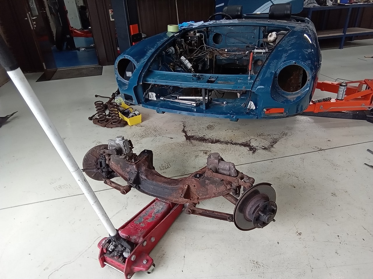 13.03.2025 1973 mg roadster blue strip down (174)