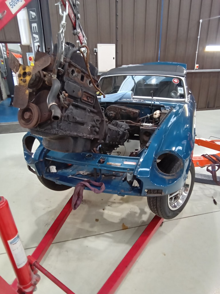 13.03.2025 1973 mg roadster blue strip down (18)