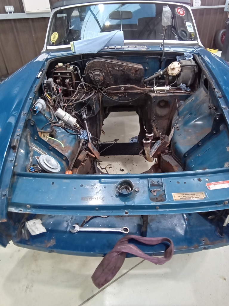13.03.2025 1973 mg roadster blue strip down (19)