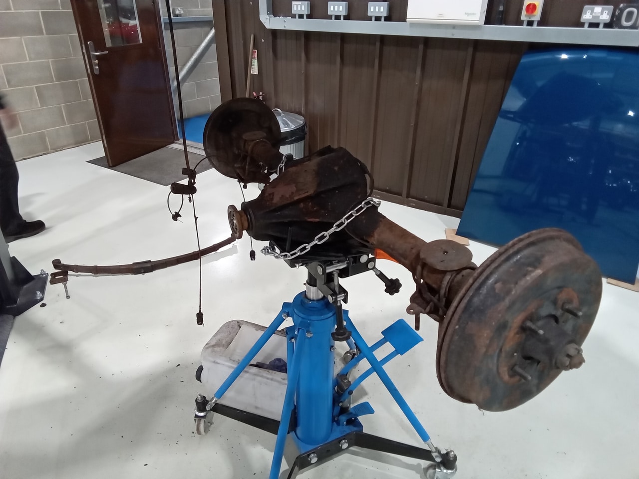 13.03.2025 1973 mg roadster blue strip down (228)
