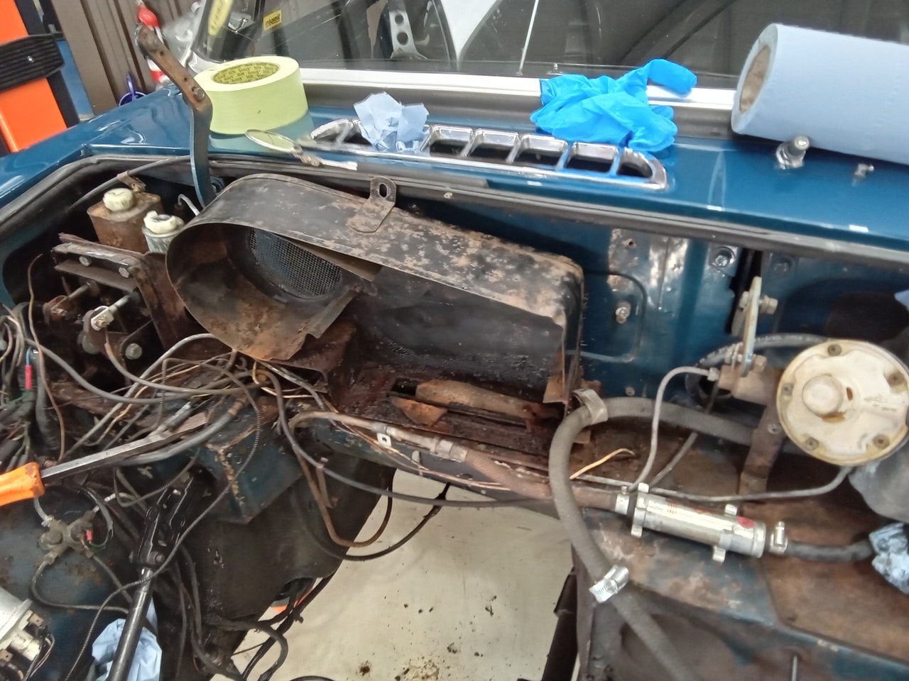 13.03.2025 1973 mg roadster blue strip down (23)