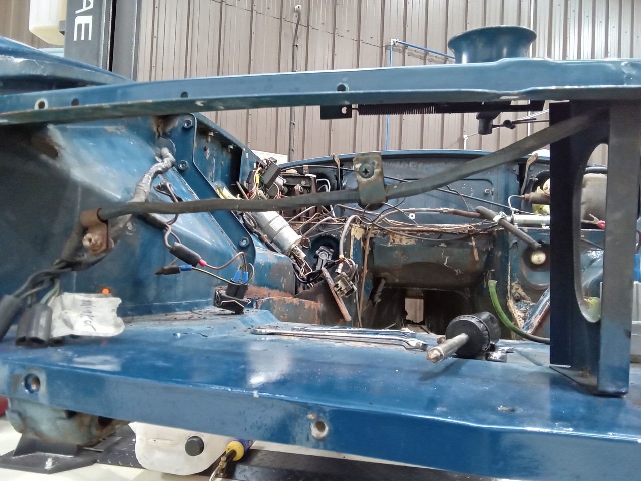 13.03.2025 1973 mg roadster blue strip down (258)