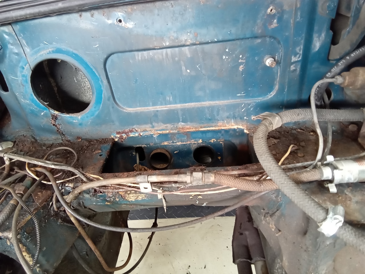 13.03.2025 1973 mg roadster blue strip down (27)