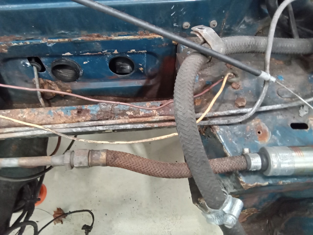 13.03.2025 1973 mg roadster blue strip down (277)