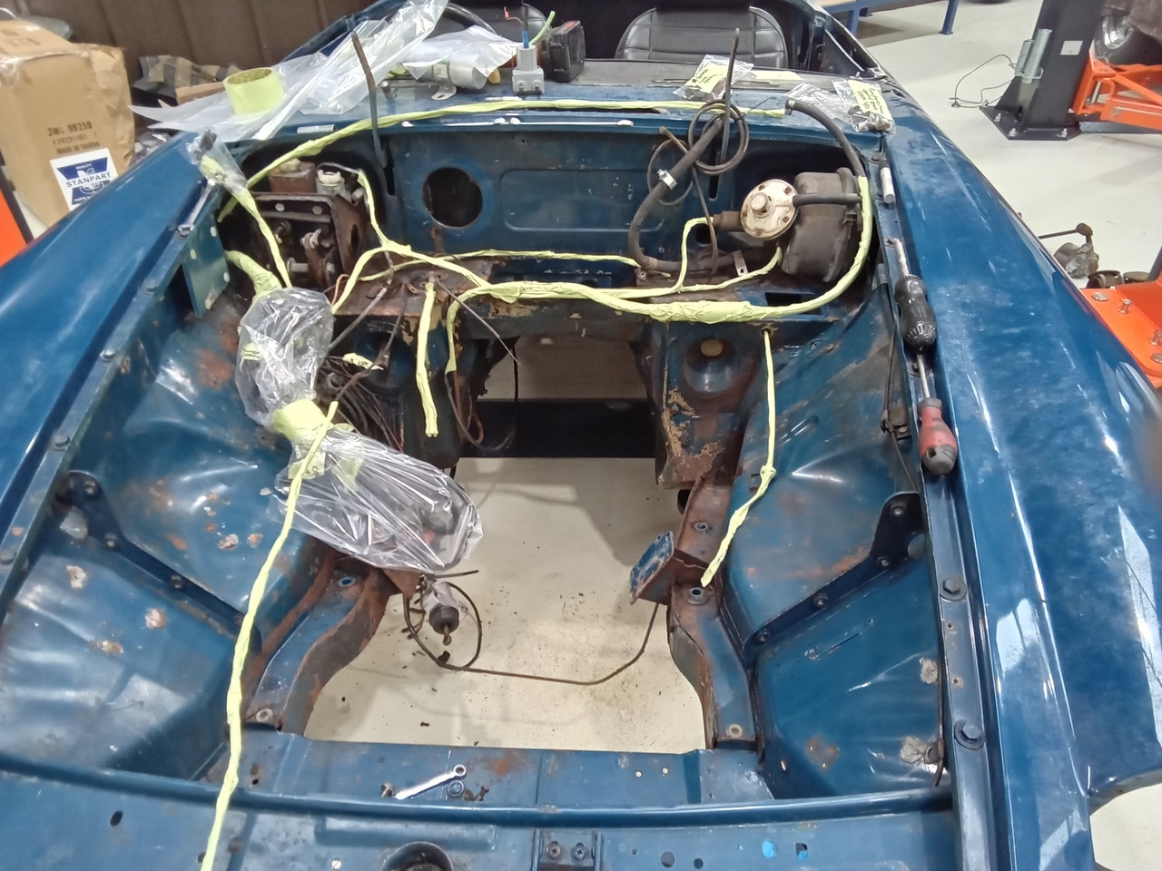 13.03.2025 1973 mg roadster blue strip down (279)