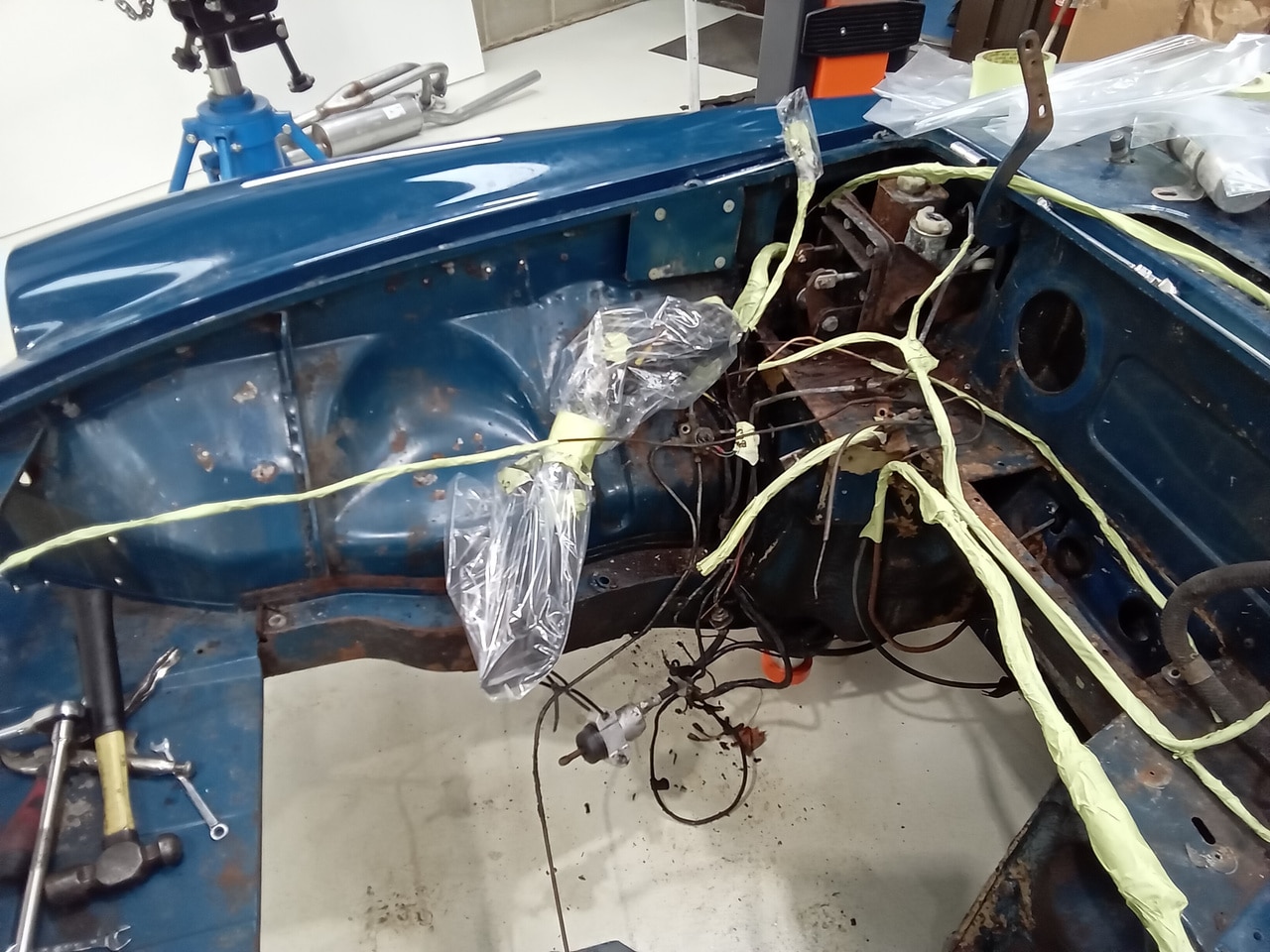 13.03.2025 1973 mg roadster blue strip down (280)