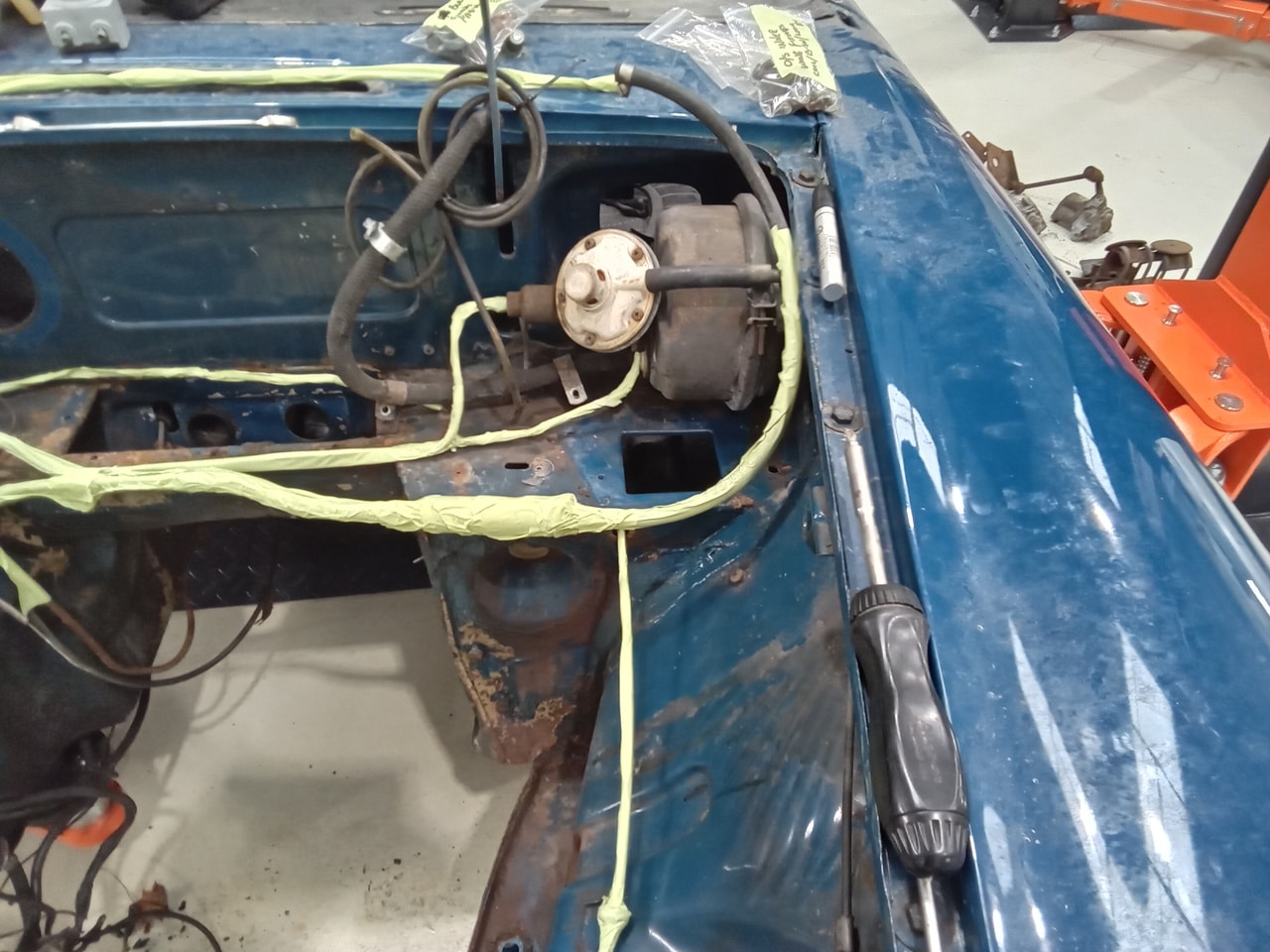 13.03.2025 1973 mg roadster blue strip down (281)