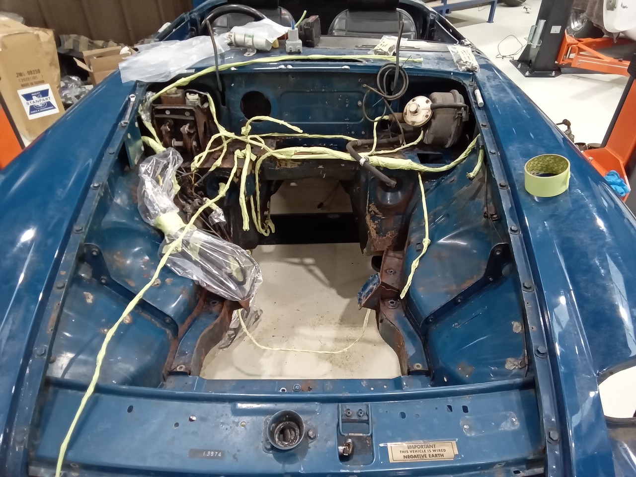 13.03.2025 1973 mg roadster blue strip down (282)