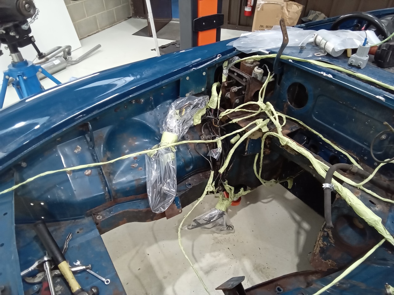 13.03.2025 1973 mg roadster blue strip down (283)