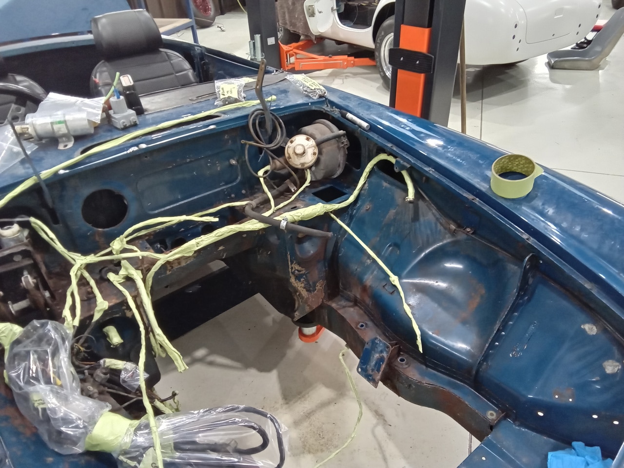 13.03.2025 1973 mg roadster blue strip down (284)