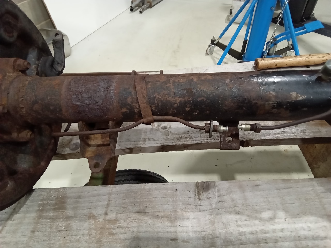 13.03.2025 1973 mg roadster blue strip down (320)