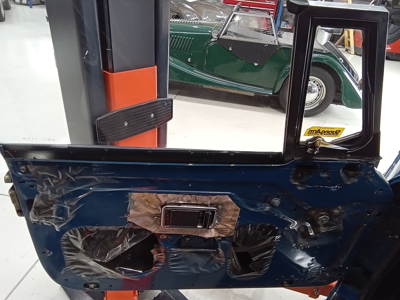 13.03.2025 1973 mg roadster blue strip down (35)