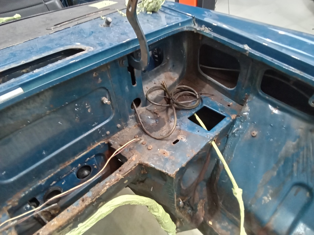 13.03.2025 1973 mg roadster blue strip down (380)