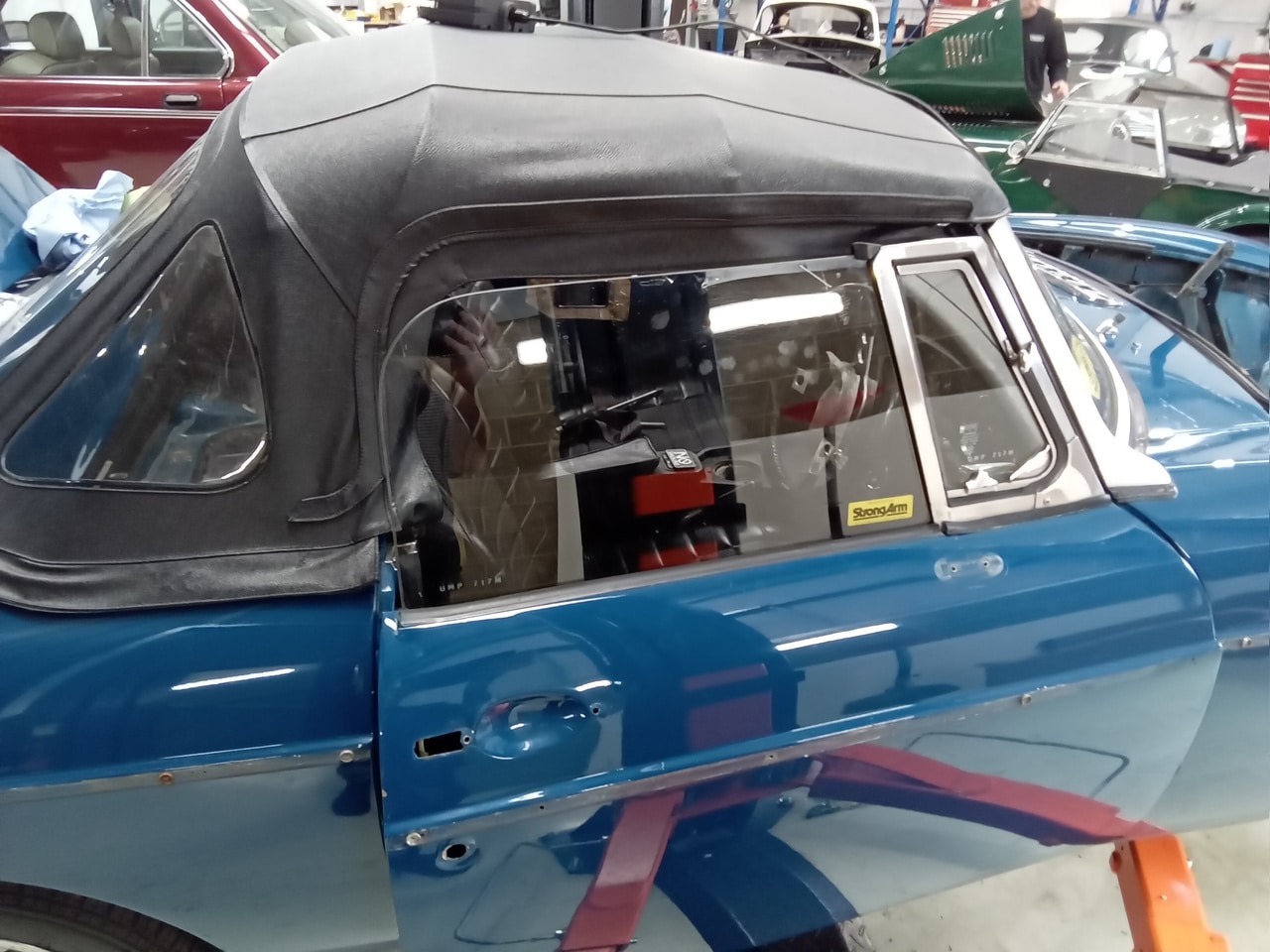 13.03.2025 1973 mg roadster blue strip down (40)