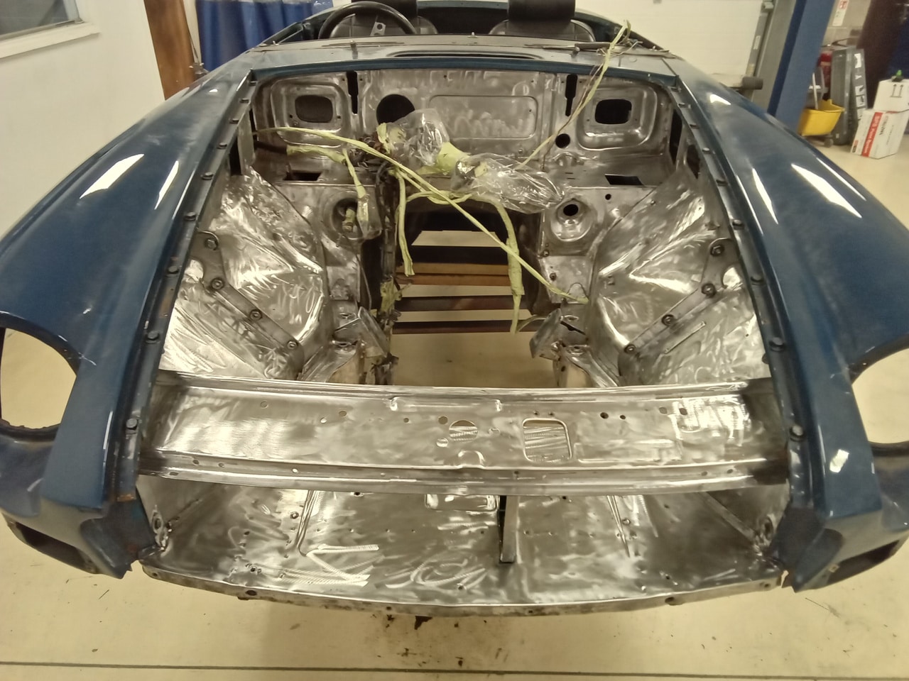 13.03.2025 1973 mg roadster blue strip down (444)