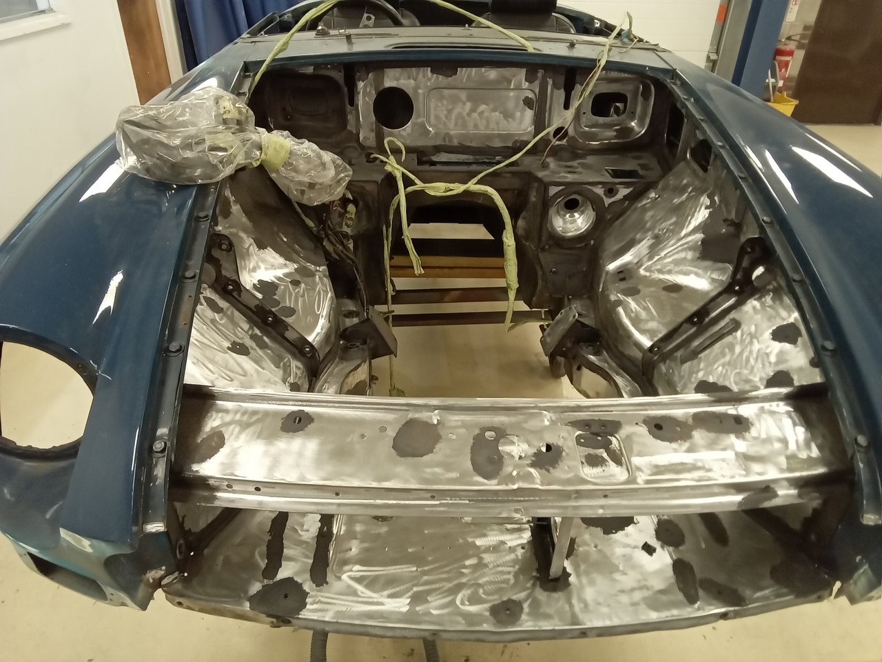 13.03.2025 1973 mg roadster blue strip down (450)