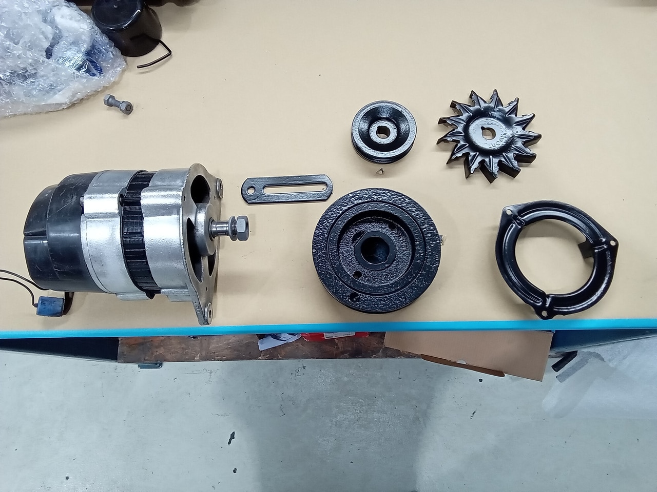 13.03.2025 1973 mg roadster blue strip down (456)