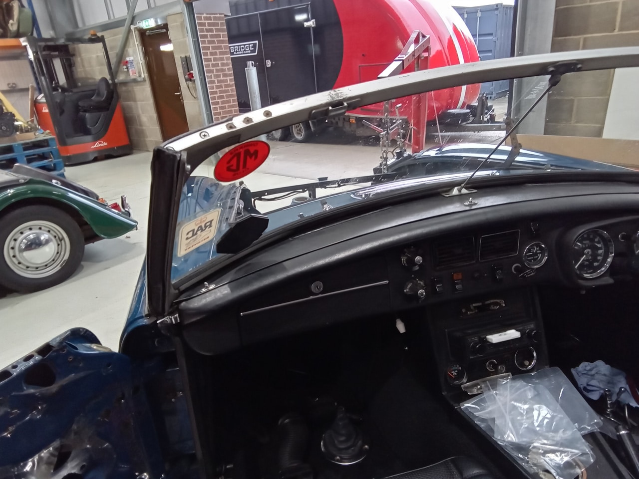 13.03.2025 1973 mg roadster blue strip down (49)