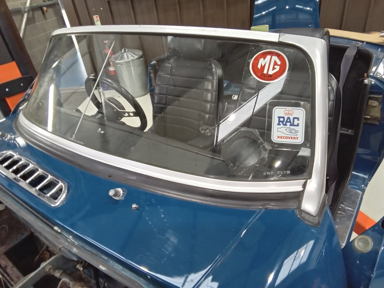 13.03.2025 1973 mg roadster blue strip down (50)