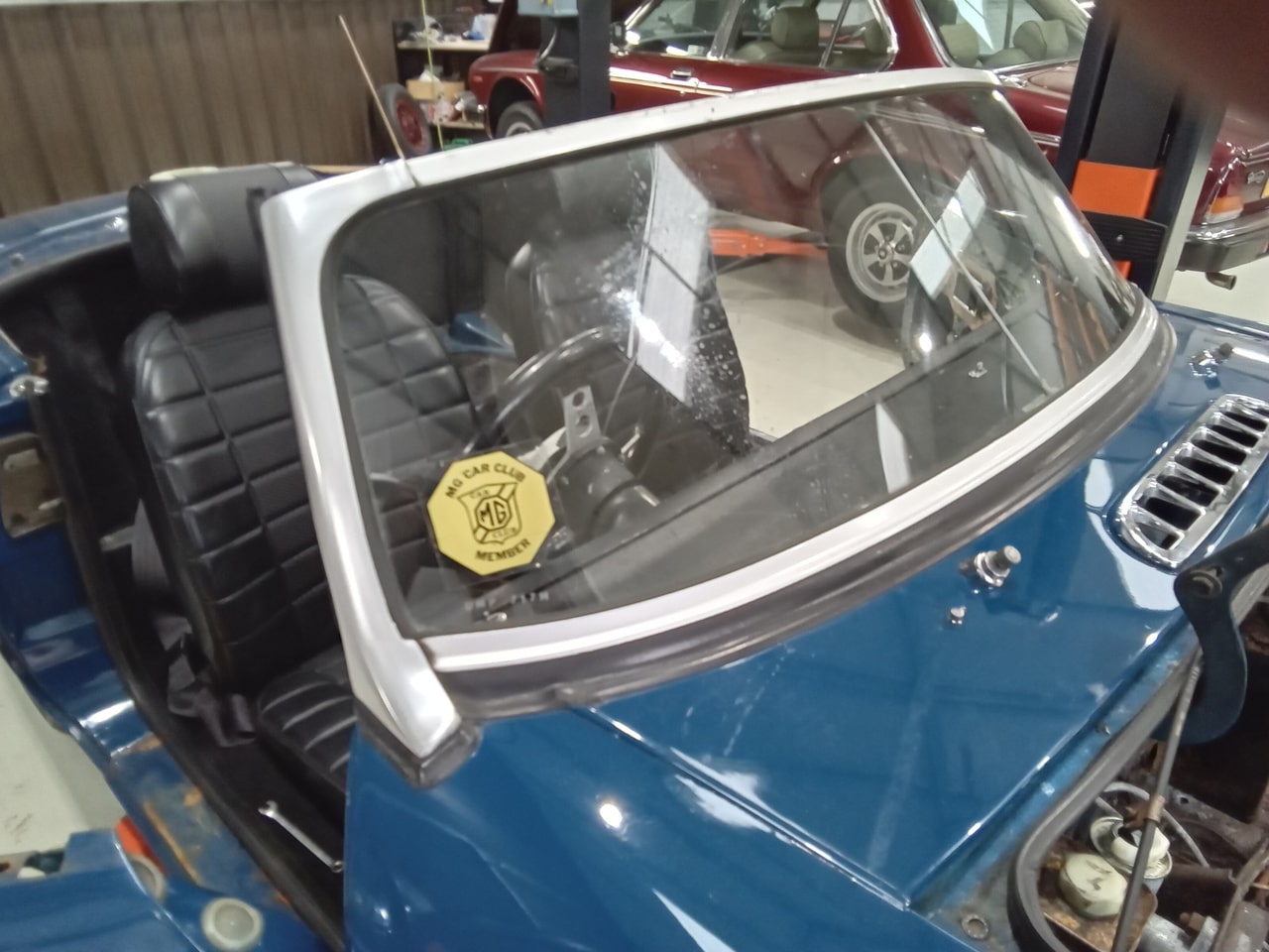 13.03.2025 1973 mg roadster blue strip down (51)