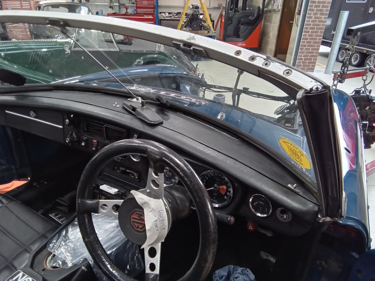 13.03.2025 1973 mg roadster blue strip down (52)