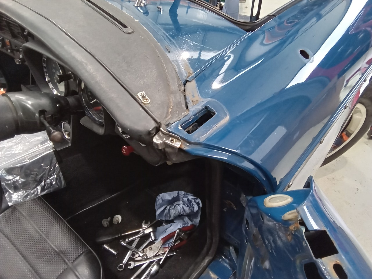 13.03.2025 1973 mg roadster blue strip down (54)