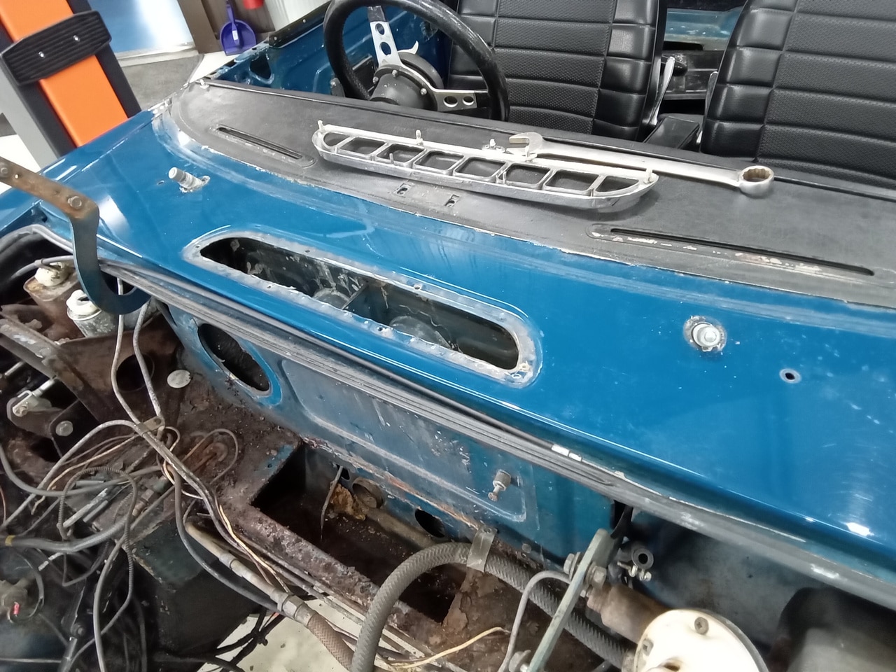 13.03.2025 1973 mg roadster blue strip down (57)