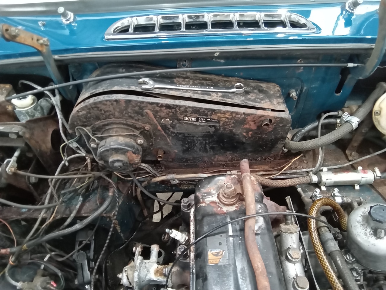 13.03.2025 1973 mg roadster blue strip down (7)