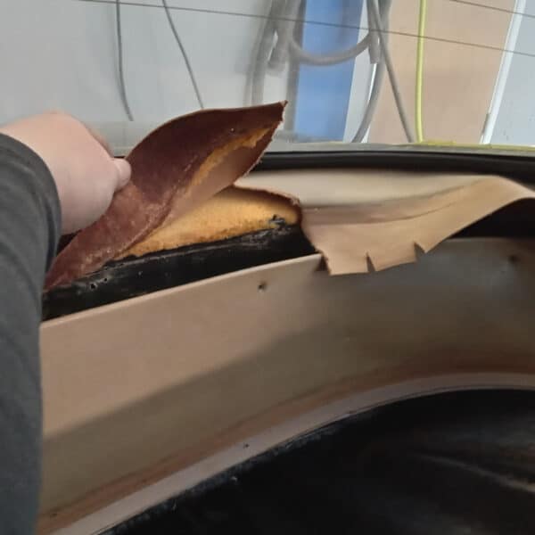 13.03.2025 1976 jensen interceptor blue interior panels (4)