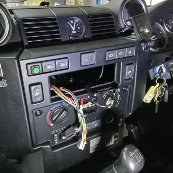 13.03.2025 2012 land rover defender 90 silver electrial repairs (1)
