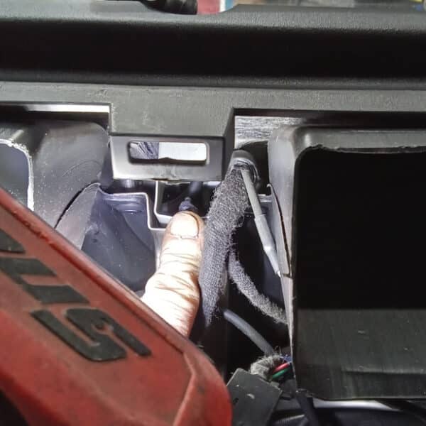 13.03.2025 2012 land rover defender 90 silver electrial repairs (12)