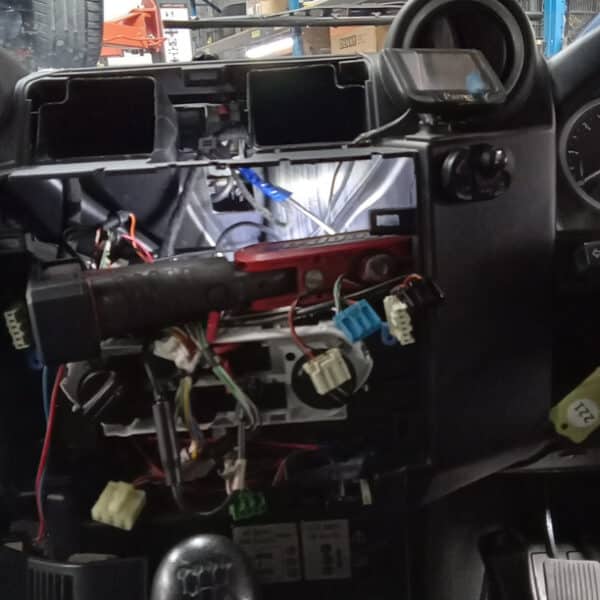 13.03.2025 2012 land rover defender 90 silver electrial repairs (18)