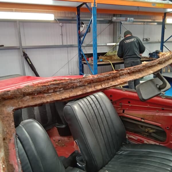 14032025 1968 mercedes 350 sl strip down (11)