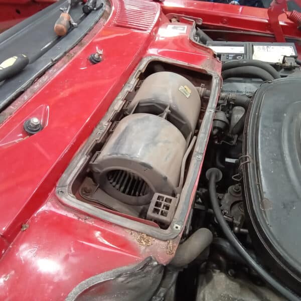 14032025 1968 mercedes 350 sl strip down (20)