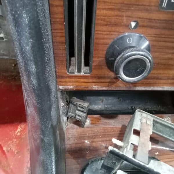 14032025 1968 mercedes 350 sl strip down (24)