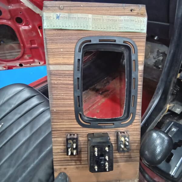 14032025 1968 mercedes 350 sl strip down (29)