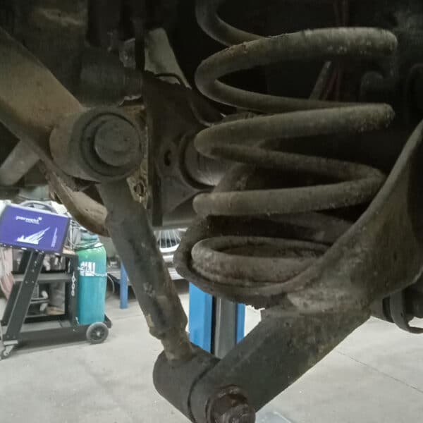 14032025 1969 aston martin db6 suspension and steering hub strip (14)