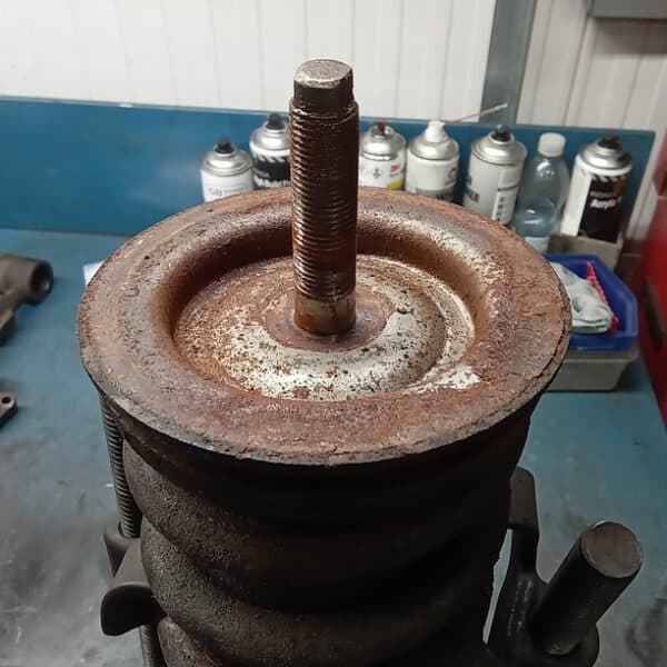 14032025 1969 aston martin db6 suspension and steering hub strip (27)