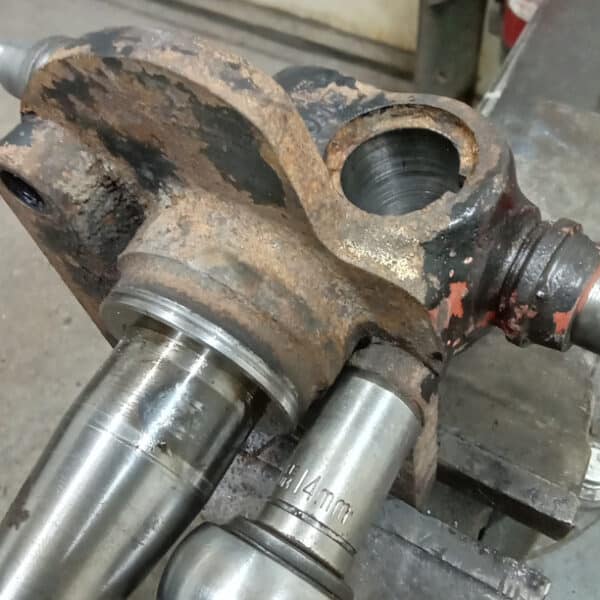 14032025 1969 aston martin db6 suspension and steering hub strip (35)