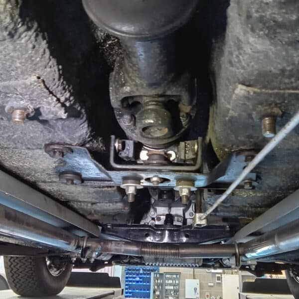 18.03.2025 1969 daimler 250 v8 blue still knocked (9)