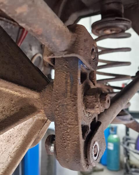 19032025 1969 aston martin db6 volante welding repairs (41)