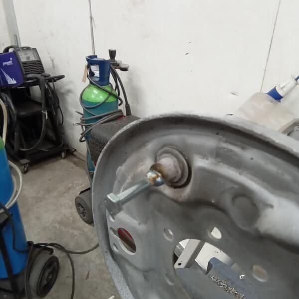 1969 audi 70l white refurbishing front and rear suspension(22)