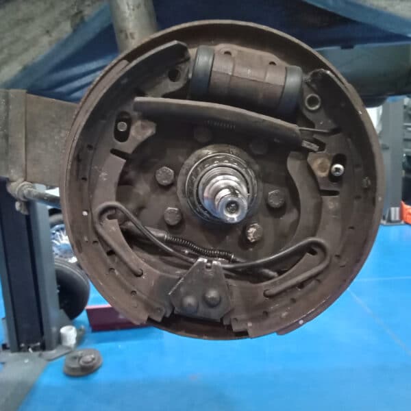 1969 audi 70l white refurbishing front and rear suspension(3)