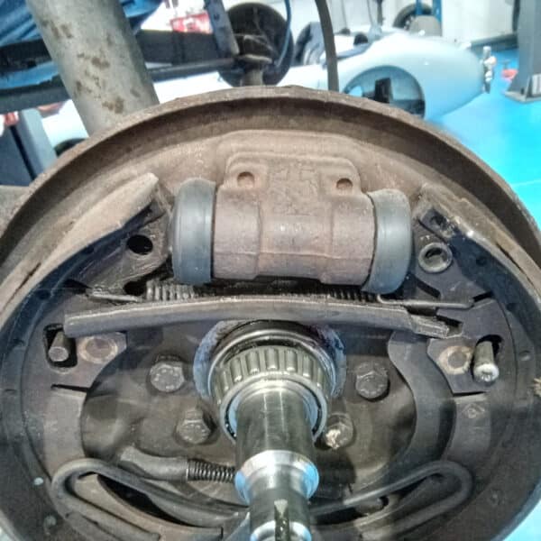 1969 audi 70l white refurbishing front and rear suspension(5)