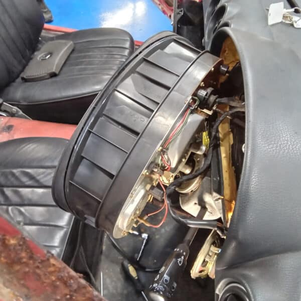 20.03.2025 1978 mercedes 350 sl dash strip down (11)