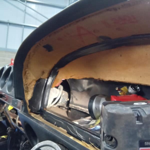 20.03.2025 1978 mercedes 350 sl dash strip down (19)