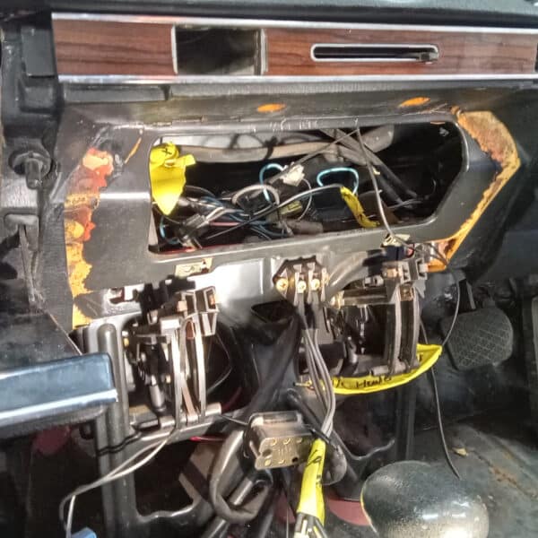 20.03.2025 1978 mercedes 350 sl dash strip down (24)