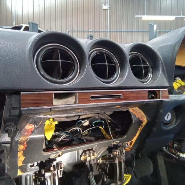 20.03.2025 1978 mercedes 350 sl dash strip down (25)